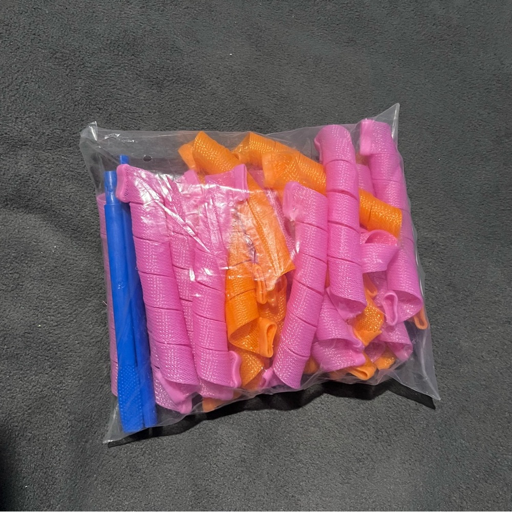 ⭐️ 3/$10 ⭐️ 26 Pieces Heatless Hair Curlers - Picture 3 of 4